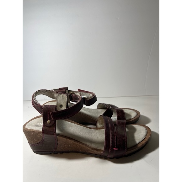 Merrell Burgundy Sandals - Picture 4 of 6